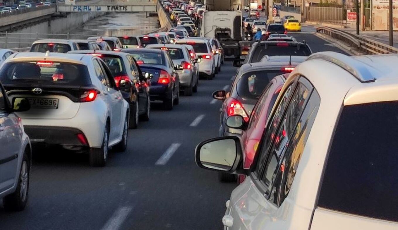 ازدحام مروري كبير في كيفيسوس: اصطدام شاحنة بمركبة على الطريق