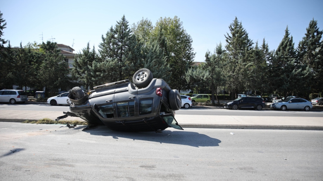 لاريسا: انقلاب سيارة على الطريق و إصابة السائق بجروح طفيفة