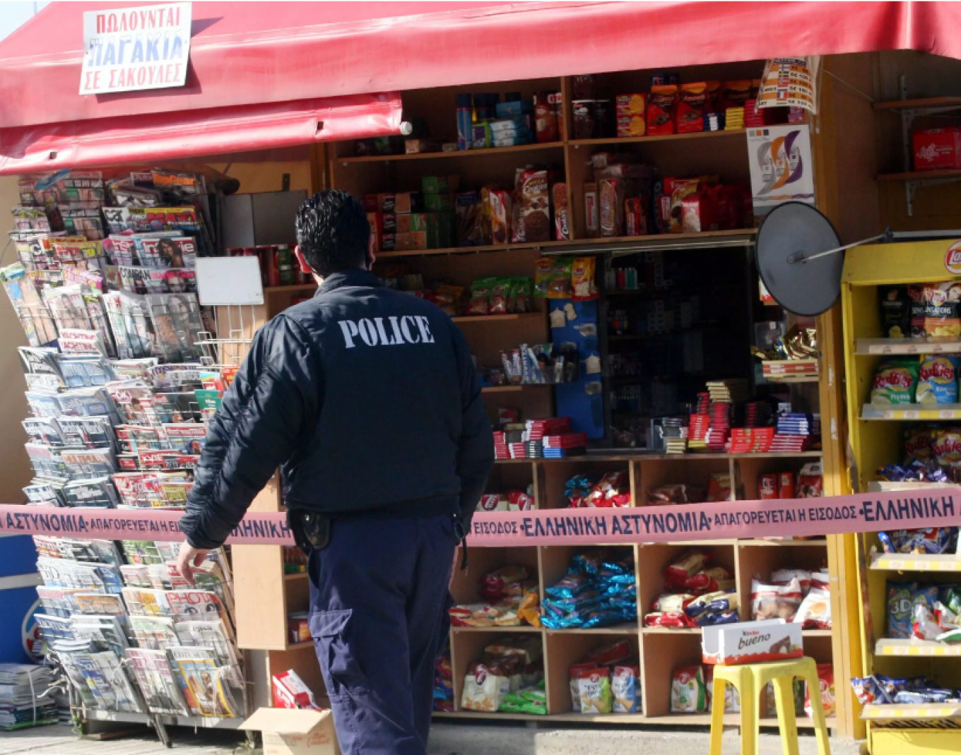 زبون يسرق أحد اكشاك السجائر و المال في فولوس