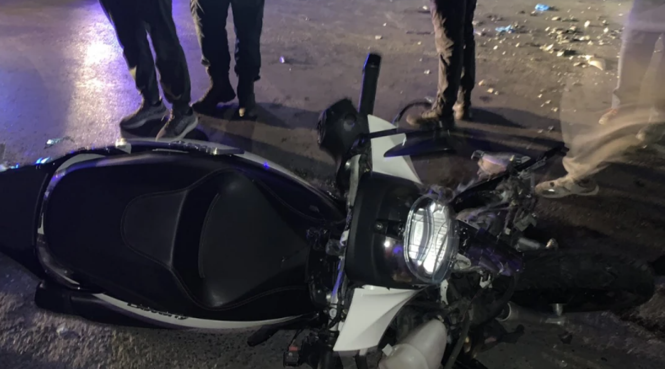 مأساة جديدة في جزيرة كريت - مقتل سائق دراجة يبلغ من العمر ٣٩ عامًا في مدينة ريثيمنو، لم يكن يرتدي خوذة