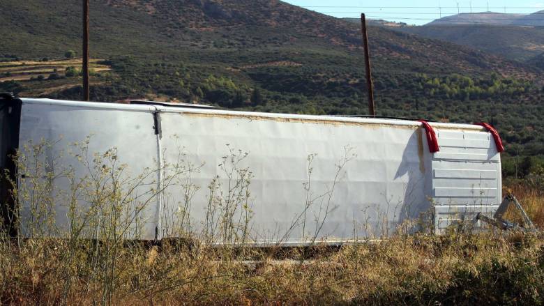 انقلبت حافلة KTEL تقل ٢٠ راكبا في كالافريتا من بينهم الطلاب