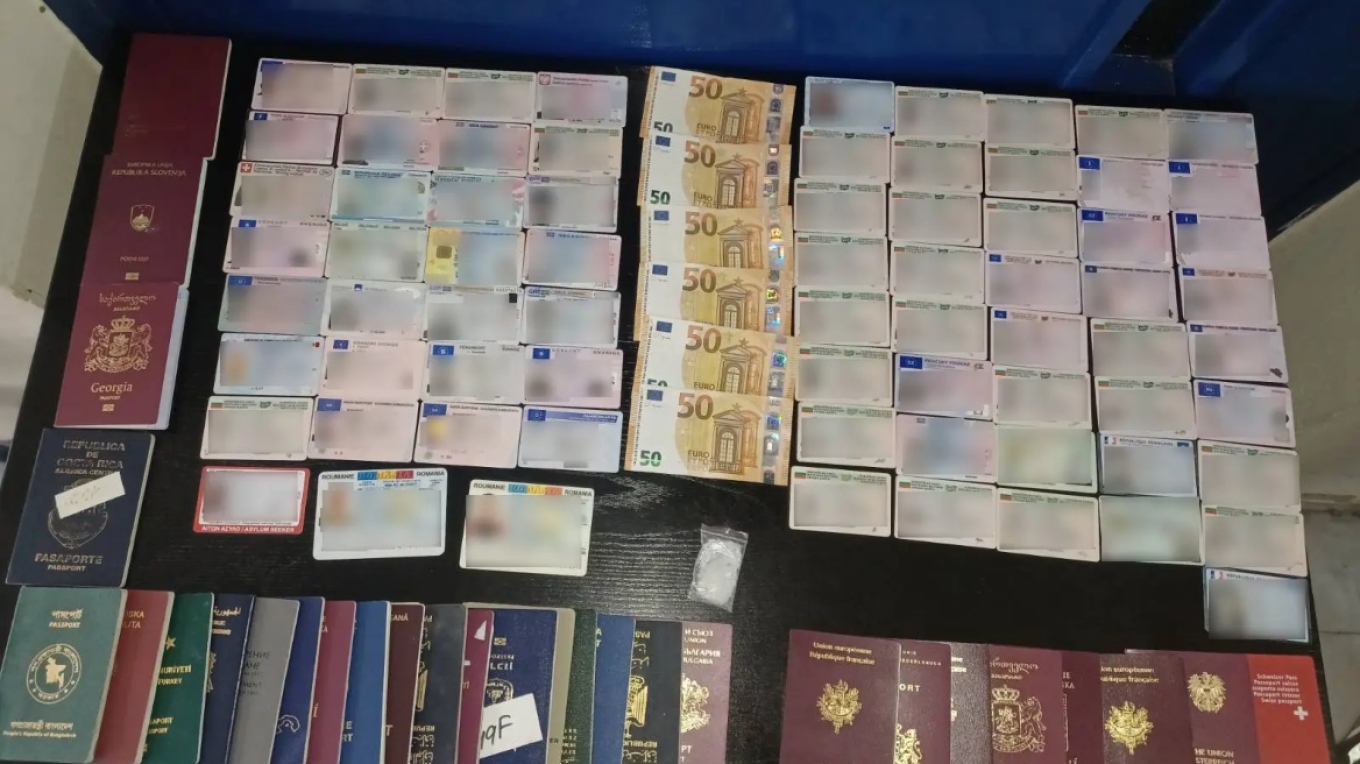 أجيوس بانتيليموناس: القبض على صاحب متجر يبلغ من العمر ٢٧ عامًا - كان يتاجر بالمخدرات و جوازات السفر و الهويات المزورة