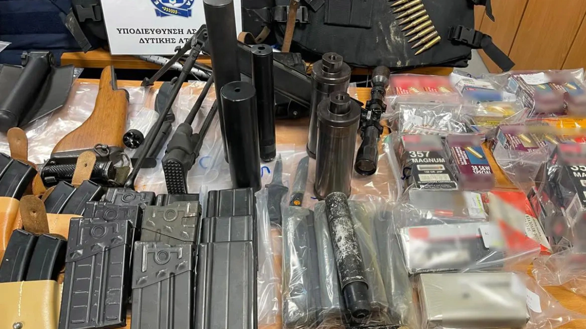 العثور على آلاف الرصاص والذخيرة والبندقية في منزل في منيدي - شاهد الصور