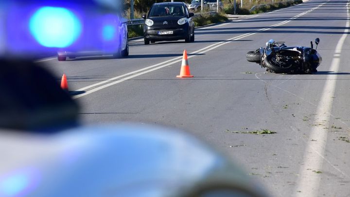 اصطدمت دراجة نارية بسيارة في شارع بوسيدون و أصيب سائق الدراجة النارية