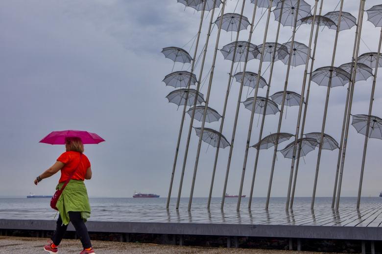 الطقس غائم مع هطول أمطار محلية في معظم أنحاء البلاد