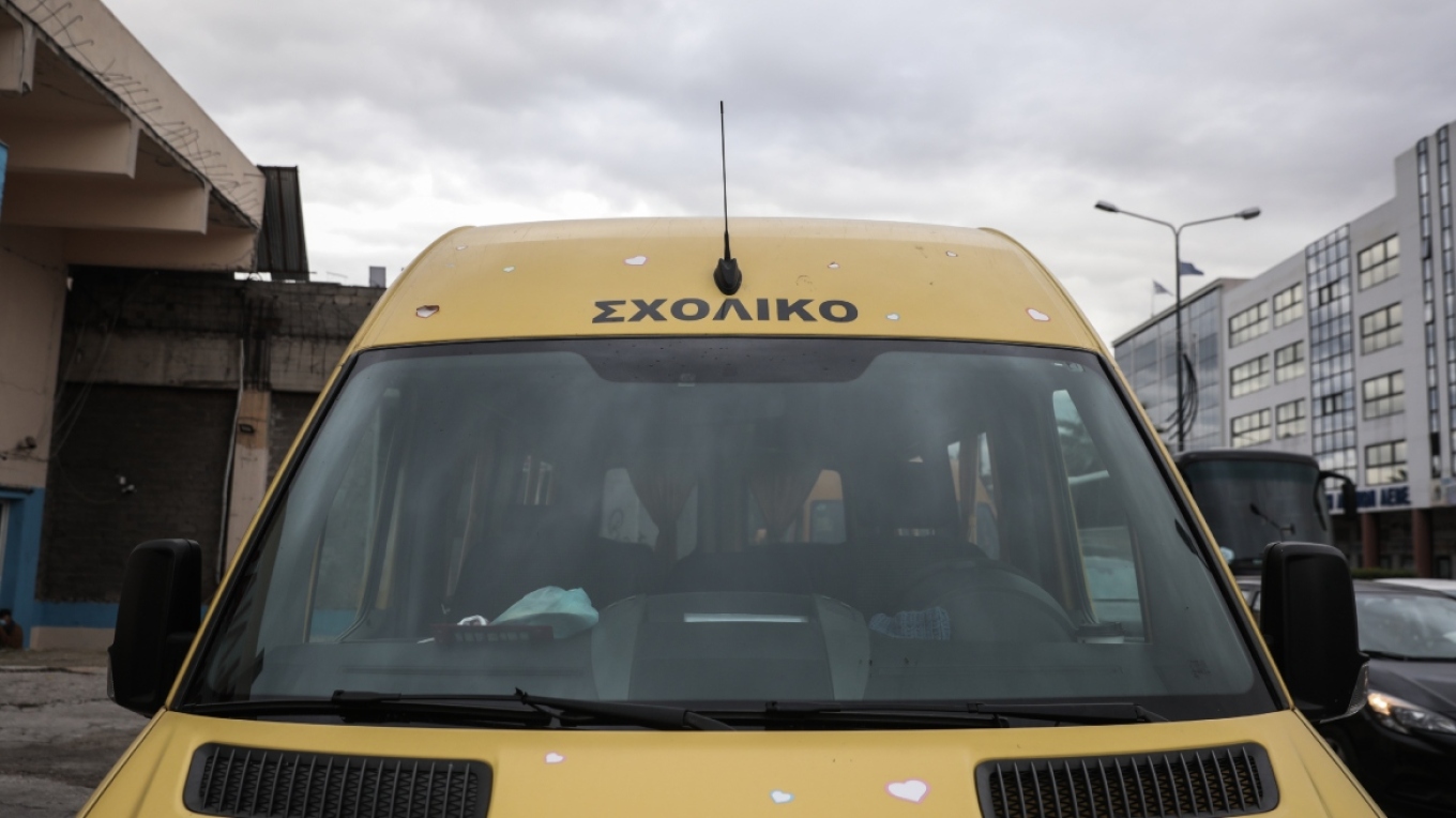 سالونيكي: القبض على سائق حافلة مدرسية بتهمة نقل الطلاب دون ترخيص