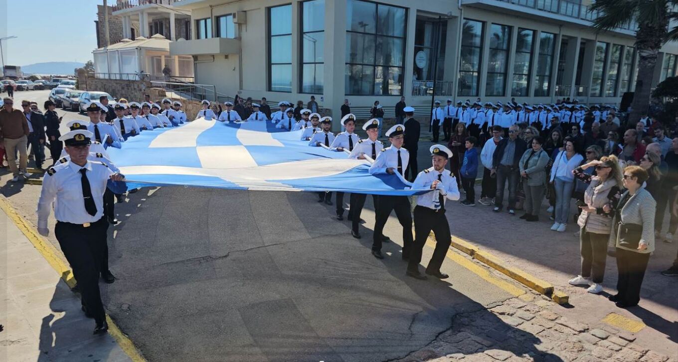 خيوس: تم رفع علم يوناني ضخم في الميناء احتفالا بيوم ٢٨ أكتوبر