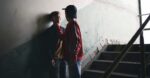 استمرار حالات العنف بين القاصرين: قام قاصرون بضرب صبي يبلغ من العمر ١٢ عامًا بلكمه في رأسه و جسمه