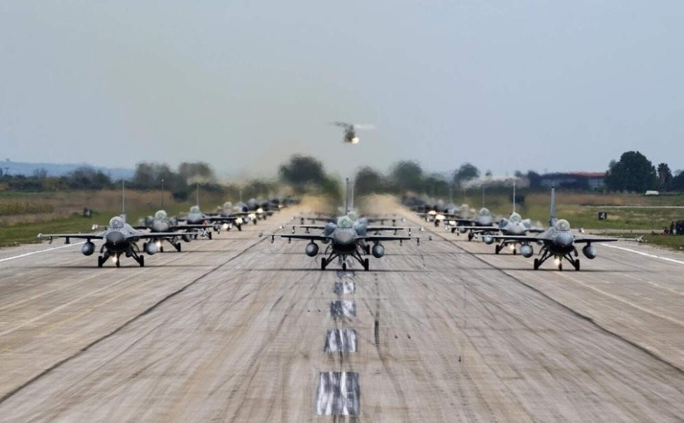 طائرة مقاتلة تمر اليوم فوق غرب اليونان و بيلوبونيسوس