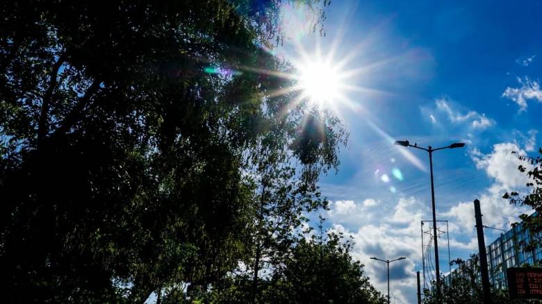 طقس اليوم صافي بوجه عام مع ظهور بعض السحب و درجة الحرارة تصل إلى ٢٦ درجة