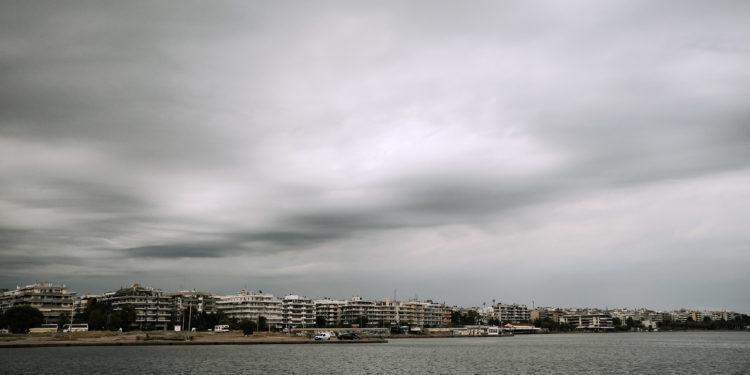 طقس اليوم غيوم و أمطار محلية و درجة الحرارة تصل إلى ٢٢ درجة