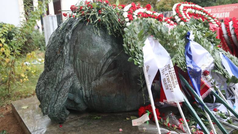 استمرار فعاليات وضع إكليل الزهور بمناسبة الذكرى السنوية لتأسيس كلية الفنون التطبيقية