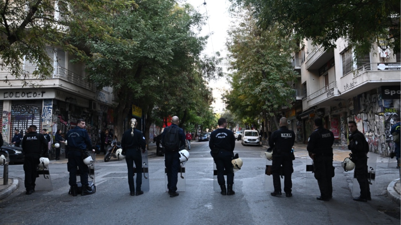 سيتم تعزيز الإجراءات الأمنية لـ ELAS بشكل خاص في أثينا في ضوء الأحداث التذكارية التي ستقام يوم الأحد ١٧ نوفمبر بمناسبة الذكرى الـ ٥١ لانتفاضة البوليتخنيو و كما هو الحال في كل عام سيكون هناك هذا العام أيضًا تواجد قوي للشرطة حول كلية الفنون التطبيقية و من المؤسسات الجامعية الأخرى و السفارة الأمريكية و المباني العامة، و كذلك في منطقة إكسارخيا. و في الوقت نفسه و بسبب الأعمال العدائية المستمرة في الشرق الأوسط، ستقوم ELAS بتنفيذ إجراءات أمنية خاصة حول السفارة الإسرائيلية و لكن أيضًا في المباني و الشركات الأخرى ذات الاهتمام الإسرائيلي. و ستتدخل شرطة المرور في حركة المركبات بشكل تدريجي و بحسب الظروف خاصة يوم الأحد الذي تبلغ فيه الأحداث ذروتها. أخيرًا، وفقًا للمعلومات، سيتم عقد اجتماع آخر ذي صلة اليوم في وزارة حماية المواطن، حيث من المتوقع الانتهاء من الإجراءات و أعلنت ELAS عن لوائح المرور التي سيتم تطبيقها في وسط أثينا اعتبارًا من اليوم (١١.١٥) حتى يوم الاثنين.