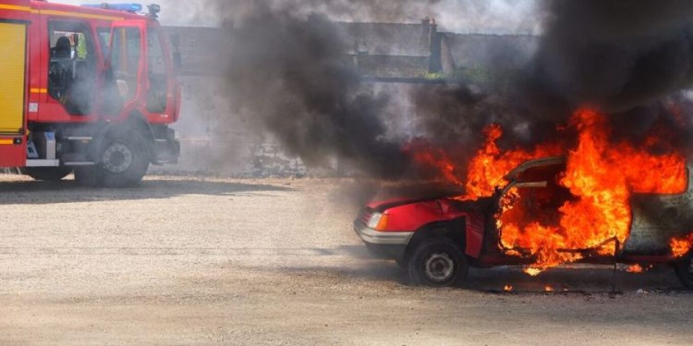 اشتعال حريق في سيارة متحركة في هيراكليون