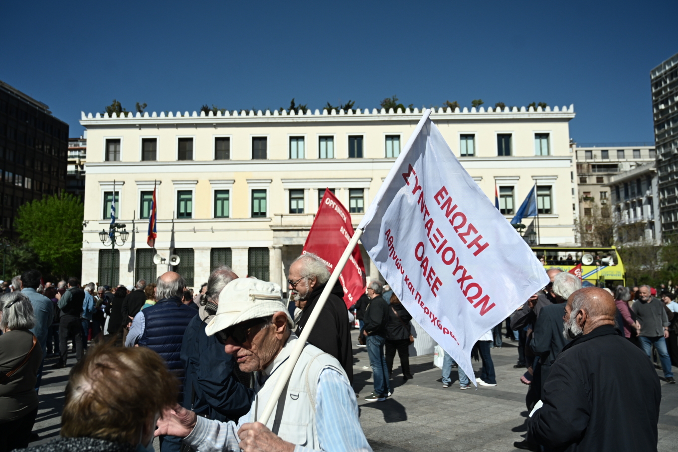 مسيرة عمومية يونانية اليوم في أثينا و تجمع أصحاب المعاشات الساعة ١٢:٠٠ في بروبيلايا