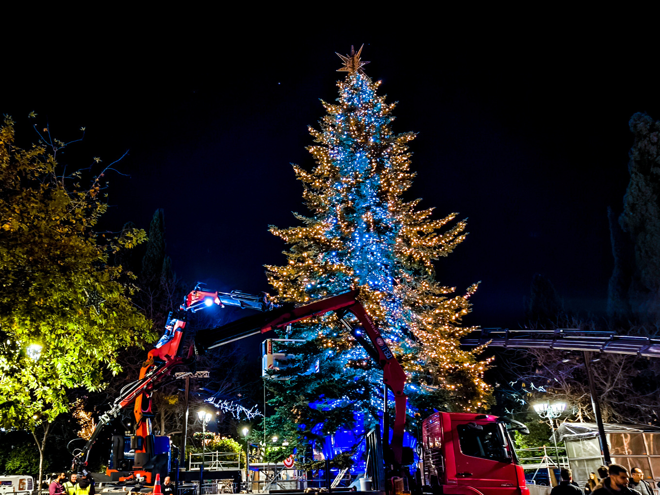 تم تزيين شجرة عيد الميلاد في ميدان سينتاغما و الإضاءة يوم الخميس