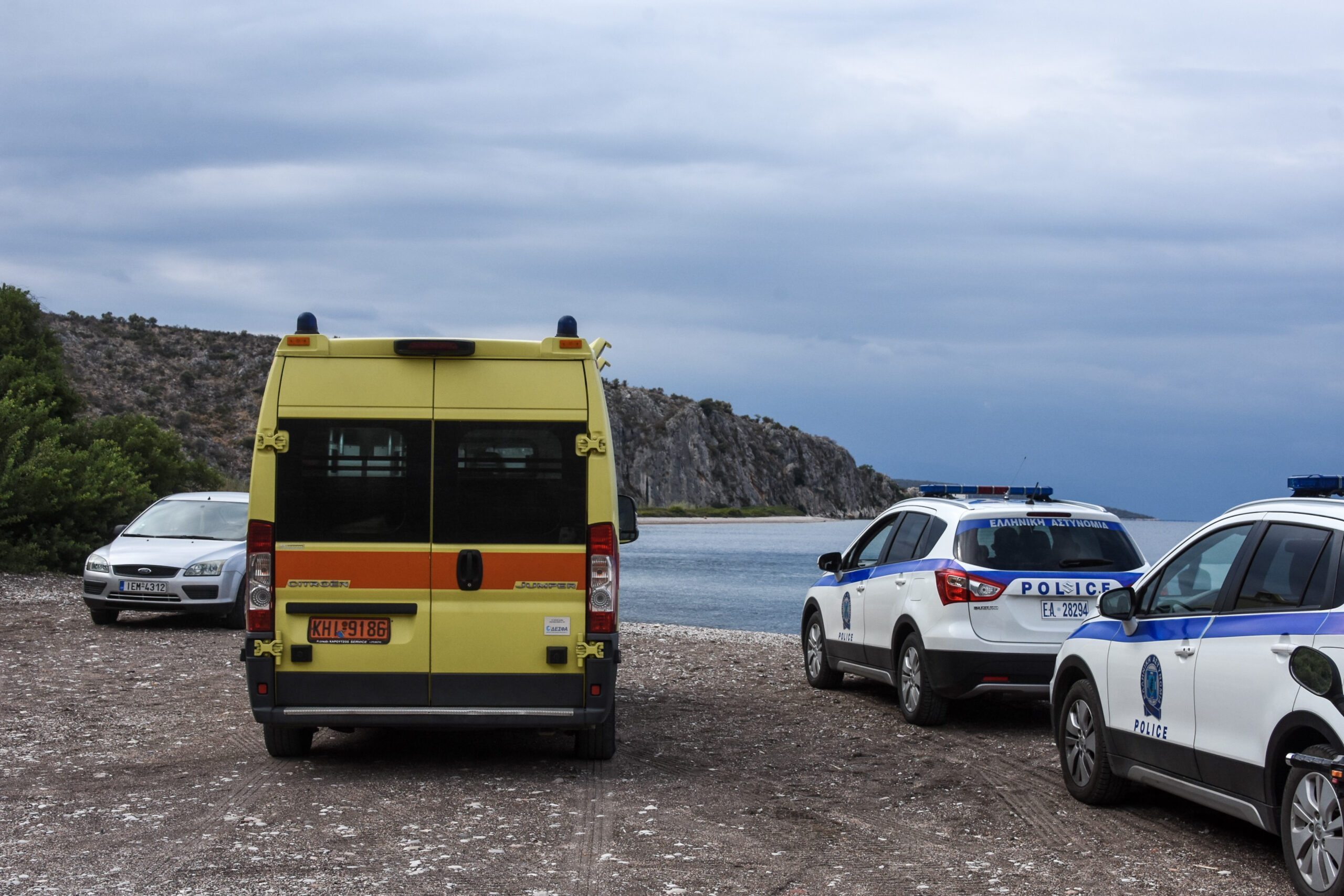 تم انتشال رجل يبلغ من العمر ٢٧ عامًا ميتًا بعد سقوط سيارته في البحر