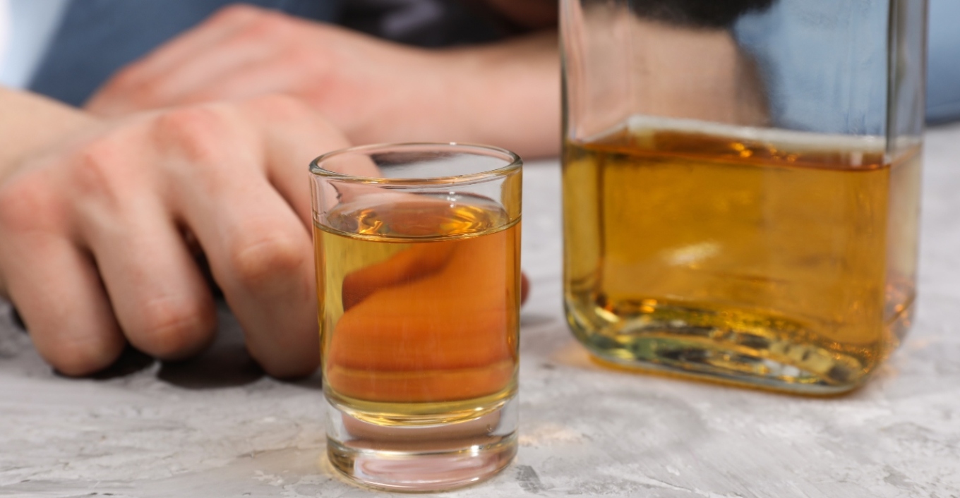 القبض على صاحب مقهى في غريفينا كان يقدم المشروبات الكحولية للقاصرين