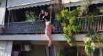إنقاذ امرأة مسنة معلقة من شرفة في كاتو باتيسيا لمدة نصف ساعة