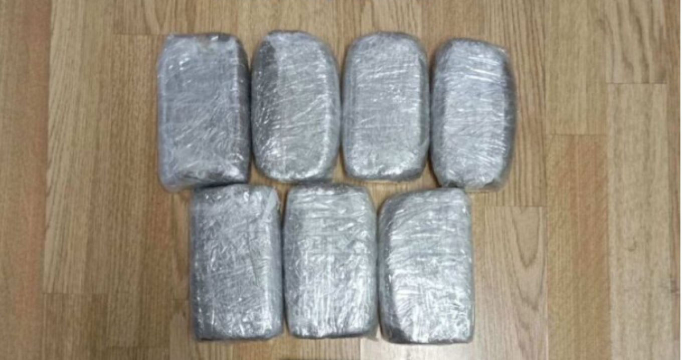 لاكونيا: القبض على رجل يبلغ من العمر ٤٦ عاماً بتهمة تهريب المخدرات