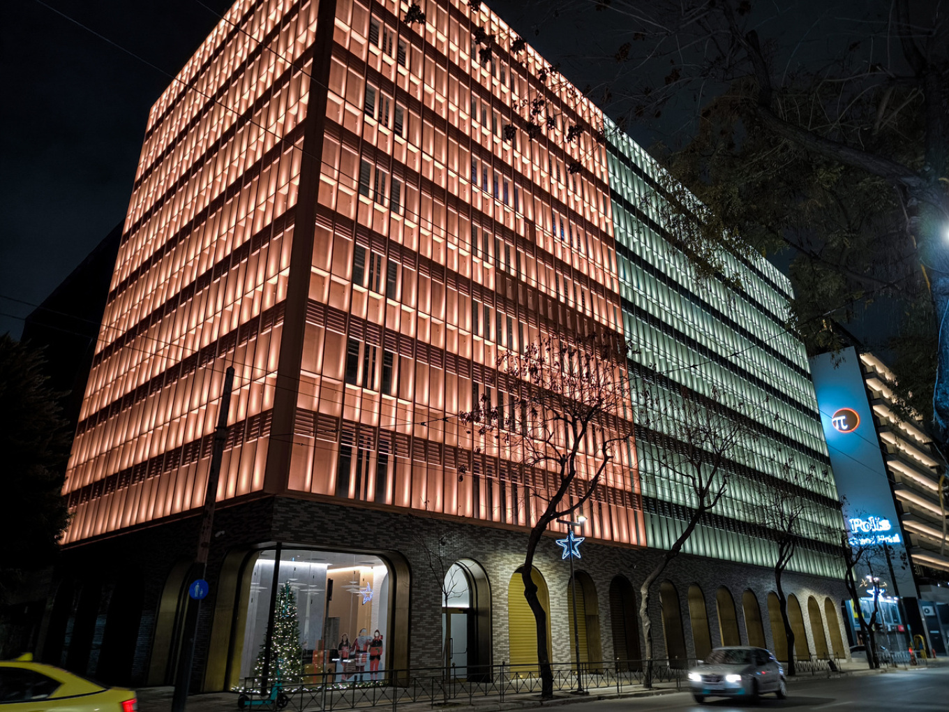 مبني مينيون يتألق من جديد في قلب أثينا