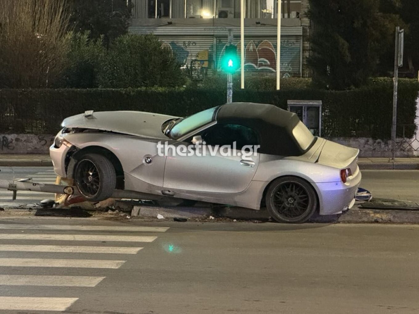 حادث طريق في سالونيكي: سيارة عالقة في إشارة المرور