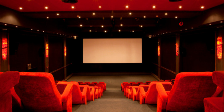 خانيا: القبض علي رجل هاجم اطفال أثناء مشاهدتهم فيلمًا في السينما