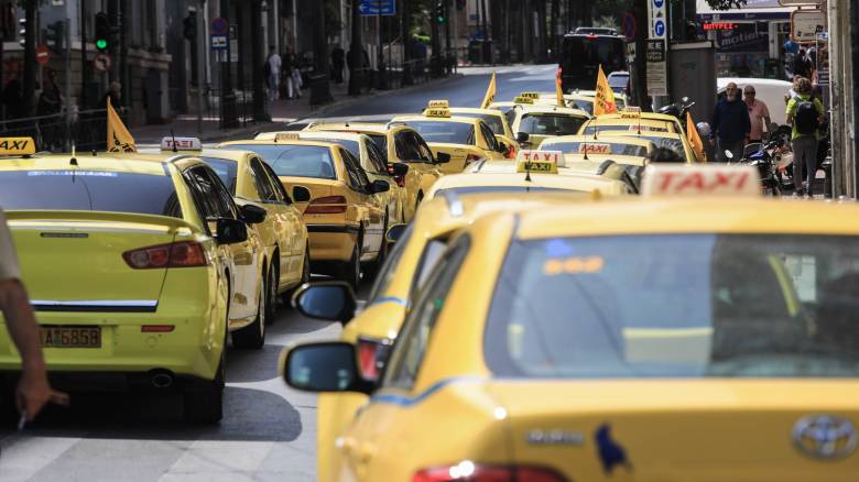 سائقو سيارات الأجرة يطالبون بحرية الحركة على مسارات الحافلات