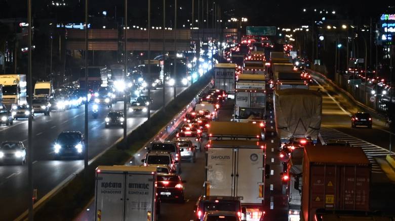 تمت استعادة حركة المرور في شارع كيفيسو - اصطدام مركبة في ذروة شارع أخارنون