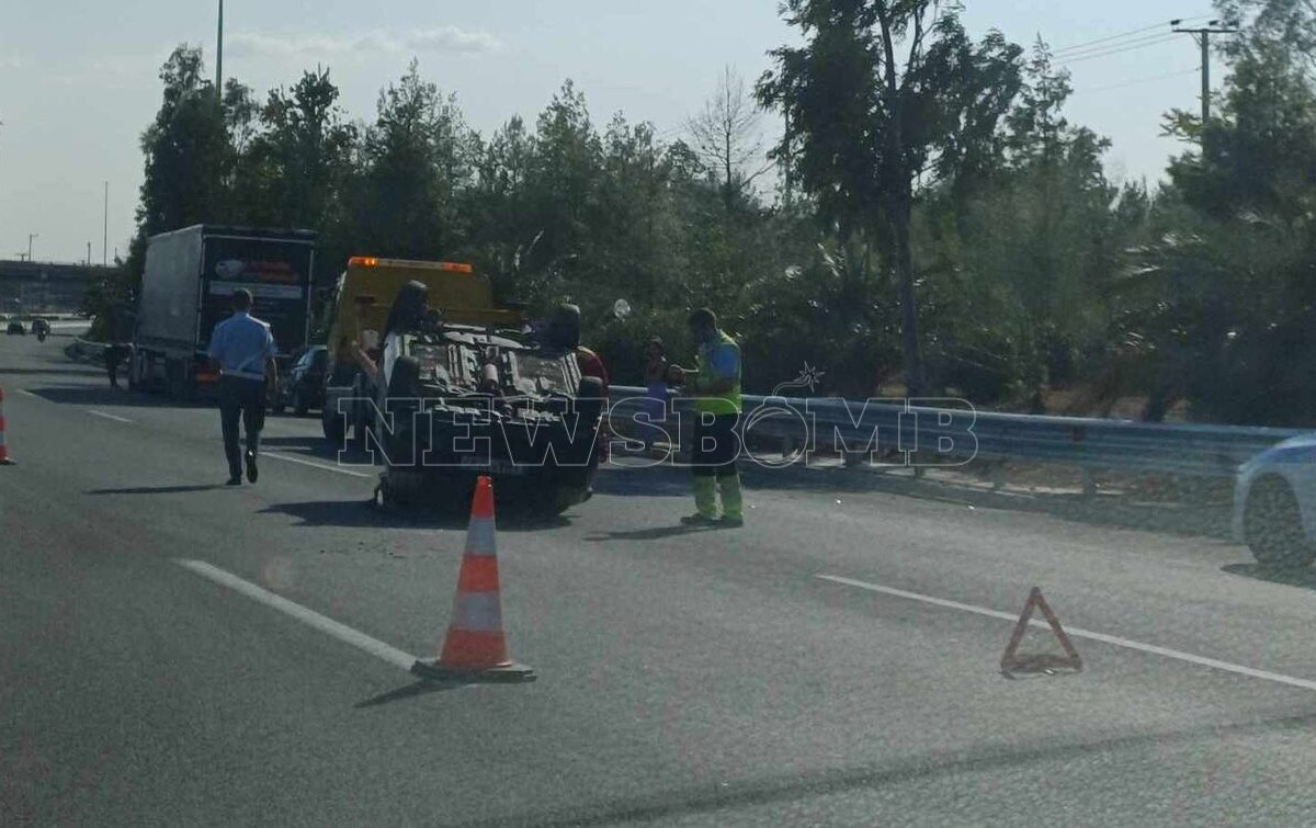 Σύγκρουση φορτηγού με ΙΧ στην Κηφισίας - Κυκλοφοριακή συμφόρηση