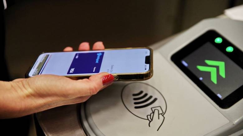 بدأ عمليات الدفع بدون تلامس في محطات المترو