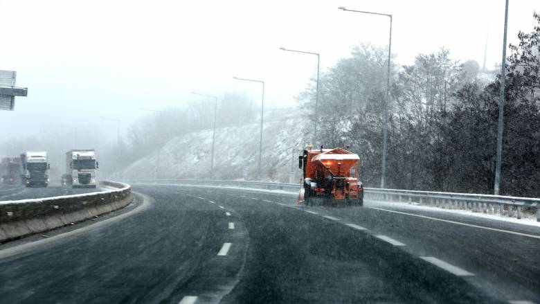 يتم تنفيذ عمليات إزالة الثلوج لإبقاء شبكة الطرق مفتوحة في كيلكيس