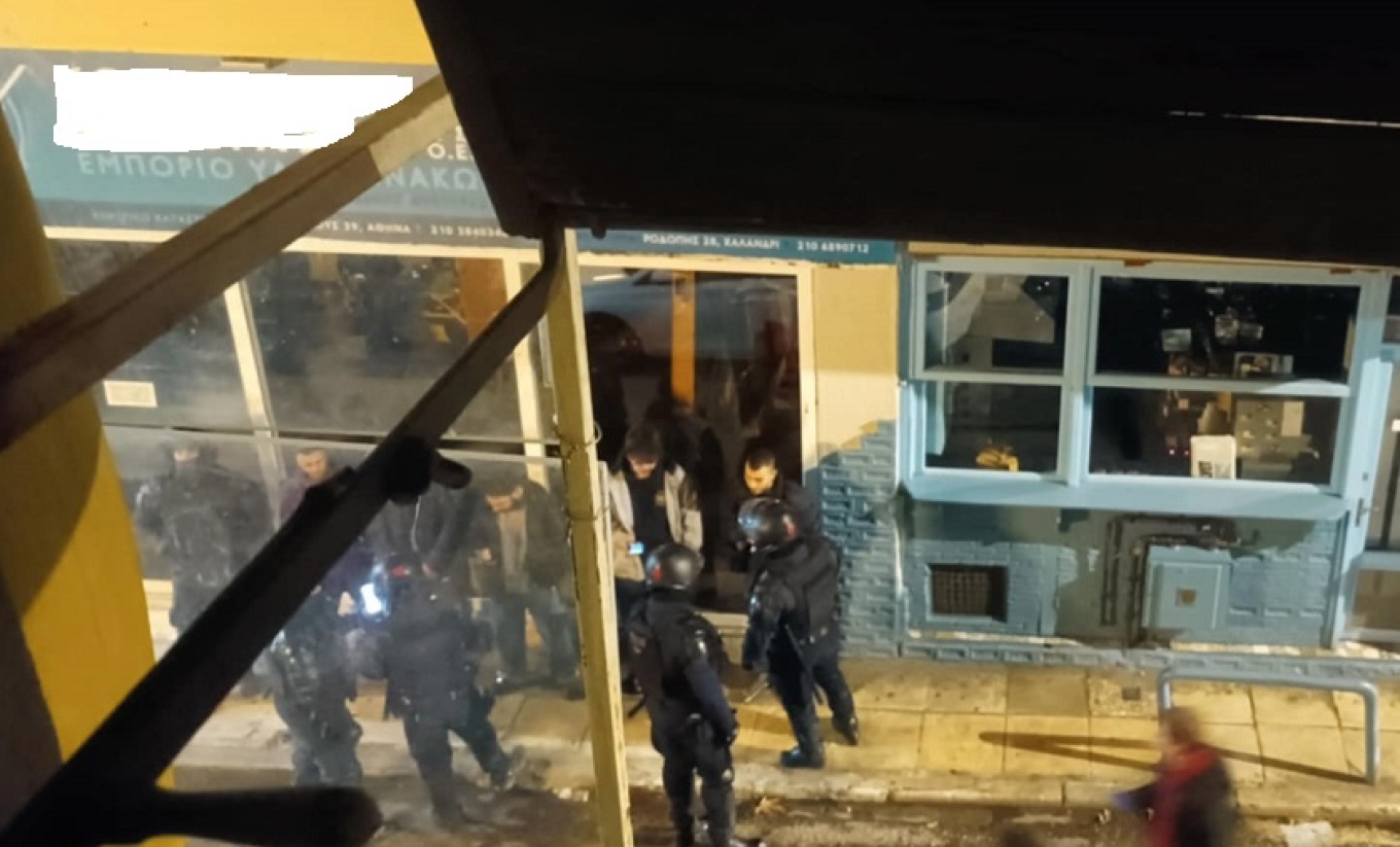 إكسارخيا: ألقى رجال مقنعون زجاجات مولوتوف على رجال MAT