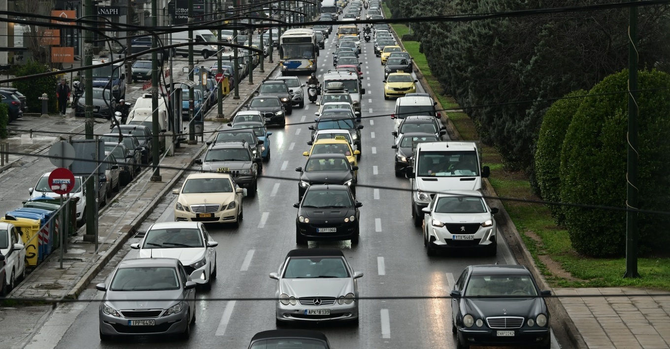 حركة المرور على الطرق: ازدحام مروري في كيفيسوس بسبب حادث مروري و تأخير على أتيكي أودوس