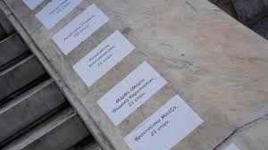 أسماء الضحايا الـ ٥٧ على درجات ساحة سينتاغما - المتظاهرين بدأوا بالتجمع