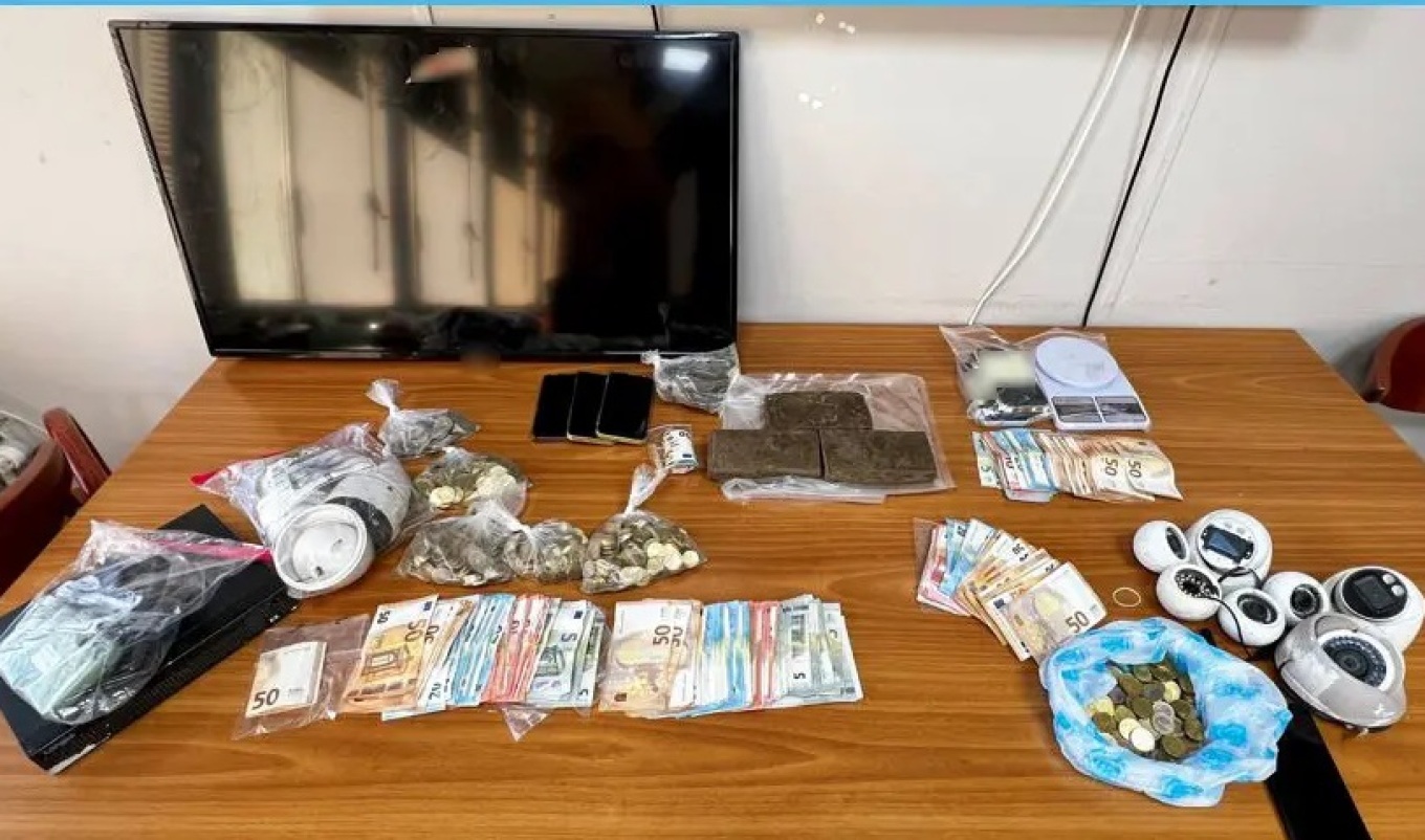 تفكيك عصابة لتهريب الهيروين في غرب أتيكا - اعتقال ١٧ شخصًا و ١٢ آخرين في ملف القضية