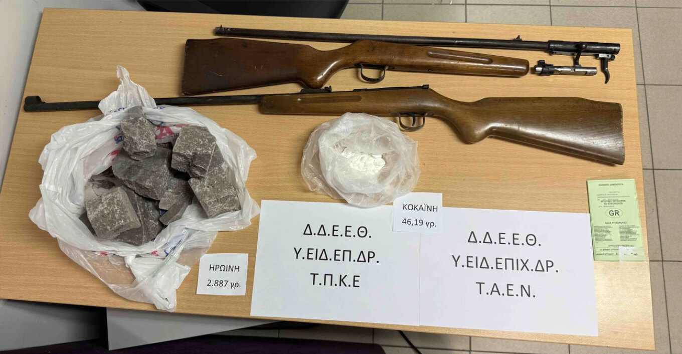 اعتقال رجل يبلغ من العمر ٤٣ عامًا في سالونيكي كان يخفي ٣ كيلوغرامات من الهيروين في مخبأ في صندوق بسيارته