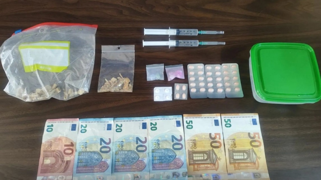 القبض على ٤ أشخاص بتهمة الاتجار بالمخدرات في كيبسيلي و أجيوس بانتيليموناس