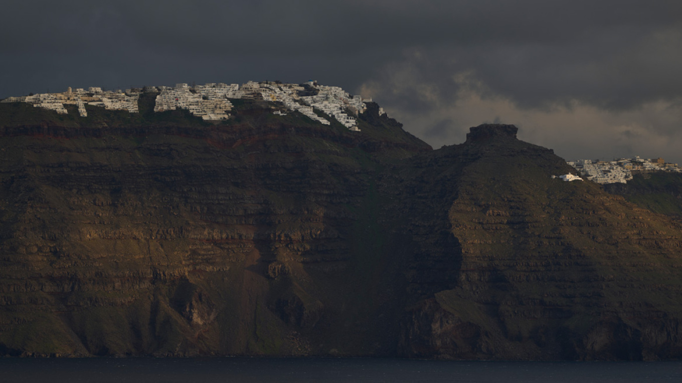جزيرة سانتوريني: استمرار الانخفاض التدريجي في وتيرة الزلازل و لم تسجل أي زلازل فوق ٤ درجات أمس
