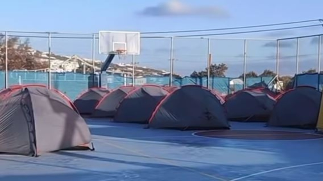 سانتوريني في حالة تأهب تحسبا لوقوع زلزال كبير - خيام في ملعب الجزيرة