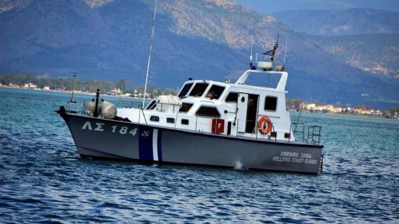 العثور على بحار يبلغ من العمر ٤٥ عامًا ميتًا في كابينة سفينة في كافالا