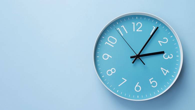 متى نعيد عقارب الساعة إلى الوراء
