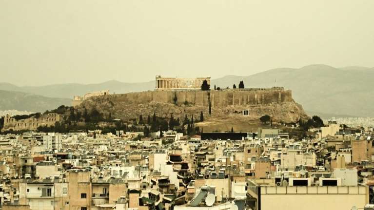 طقس معتدل في جميع أنحاء البلاد و درجات الحرارة تصل الي ٢٠ درجة