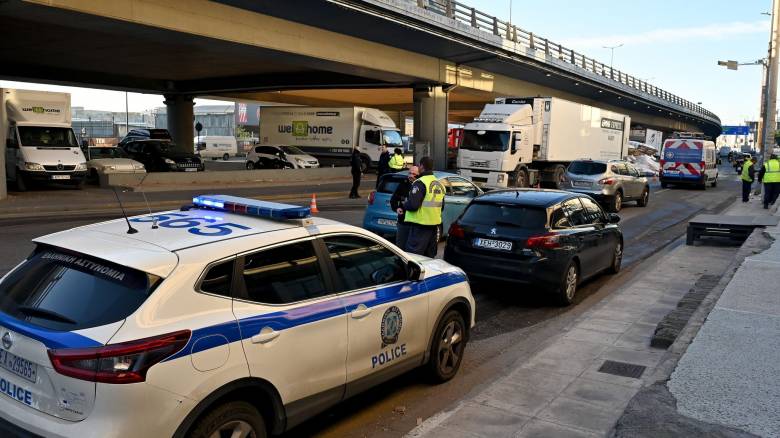 حادث تصادم بين ثلاث مركبات على شارع أثينا - ازدحام مروري في مكان الحادث