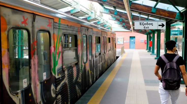 القبض على شاب يبلغ من العمر ١٦ عامًا بتهمة السرقة في محطات المترو