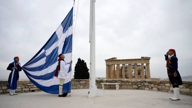 ٢٥ مارس: احتفالات الذكرى الوطنية - رفع العلم على الصخرة المقدسة في الأكروبوليس