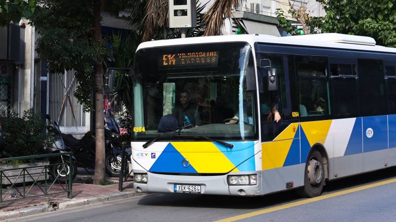 سائق حافلة موقوف عن العمل كان ينظر إلى هاتفه المحمول أثناء العمل