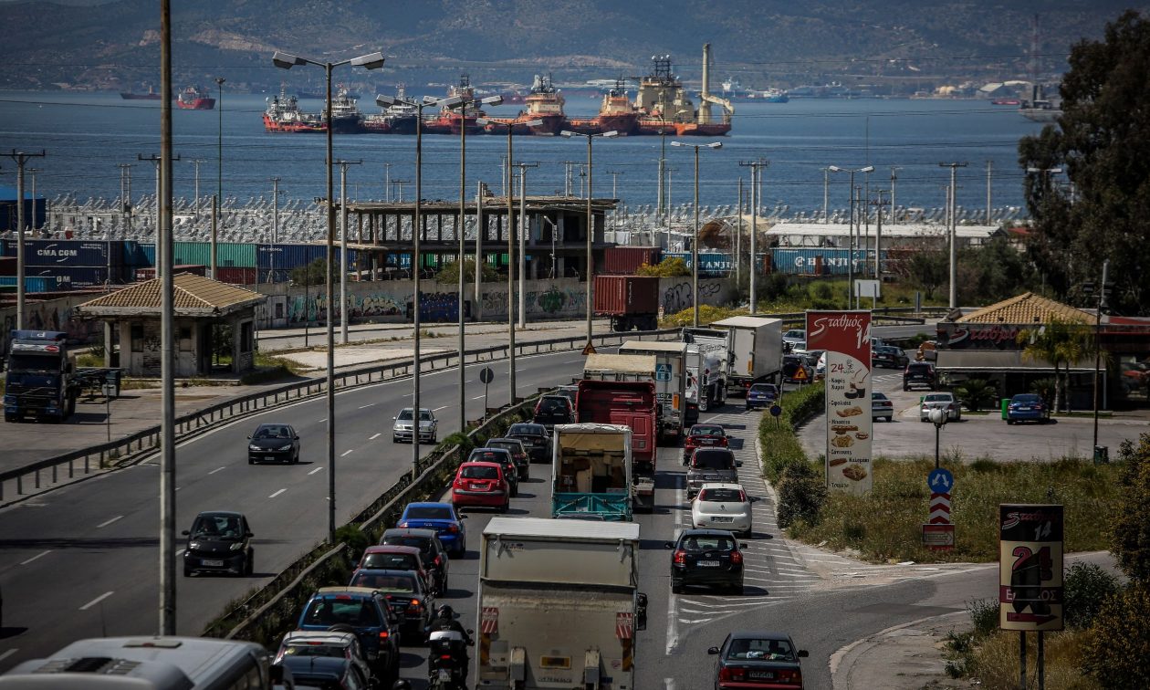 Λεωφορείο συγκρούστηκε με αυτοκίνητο στην Αθηνών-Κορίνθου - Πού υπάρχουν προβλήματα στην κυκλοφορία
