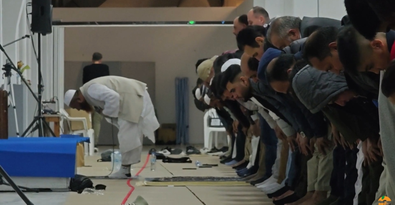 المسلمون يحتفلون بنهاية شهر رمضان و بصلاه عيد الفطر في أثينا