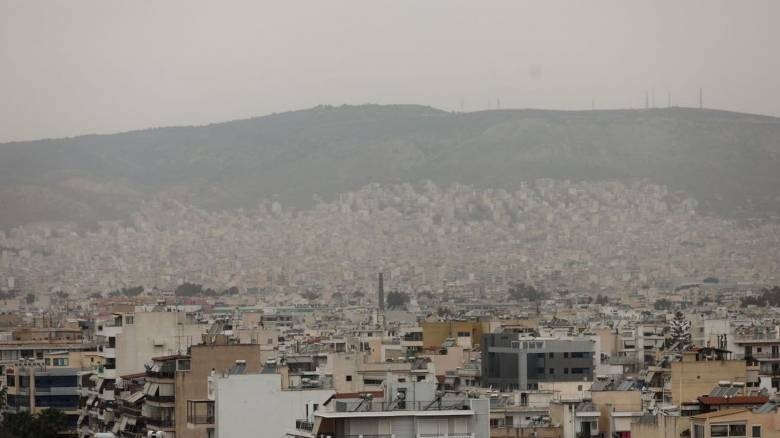 الطقس غائم مع سحب و غبار أفريقي و درجات حرارة تصل عند ١٩ درجة في اتيكا